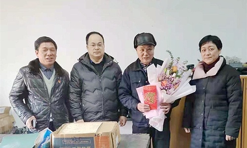 浙江省國防工業工會徐航主任、王哲（副處級調研員）代表省國防工業工會來公司慰問全國勞動模范余昌琴和困難職工。